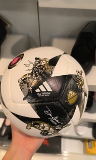 Adidas limited edition Marvel 4號足球