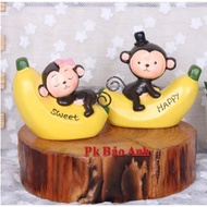 Monkeys hugging banana cake decorations