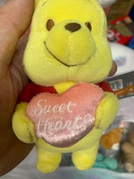 香港迪士尼 Winnie the Pooh 小熊維尼情人節限定愛心 絨毛公仔掛件[平行進口]