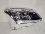 RJ ไฟหน้า อีซูซุ ดีแม็กซ์ ออนิว โปรเจคเตอร์ ปี 2012 **ได้รับสินค้า 1 ชิ้น** เบ้าดำมุมเทา เสื้อไฟหน้า