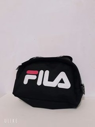 Fila 黑色橫款字樣肩背包