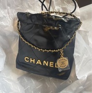 2023年新出MINI尺寸 超級受歡迎 專門店長期斷貨 全新現貨 CHANEL MINI 22 BAG MINI SIZE 迷你號 黑金 垃圾袋 (BLACK 黑色 X GOLD LOGO 金色字) 