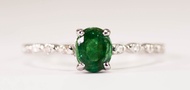 (R94 ชื่อแบบ"ดาวเรือง") : แหวนทองคำขาวทรงชูประดับยอด "มรกต" (Emerald)