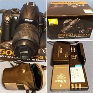 Nikon D5000 (機身+18-55mm VR lens+機袋+肩帶+SD card+雙電池+腳架+原庄盒說明書)