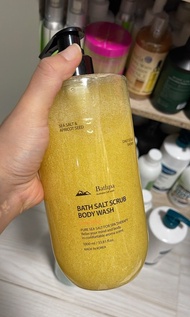 $100/支
 Bathpa 韓國海鹽精油琥珀晨光去角質沐浴乳 1000ML  
2028/9/17
現貨最後3支
💛 柔軟綿香
前調：醛香/柑橘香/清新 
中調：牡丹/紫羅蘭/水花 
後調：木香/琥