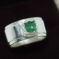 精緻祖母綠寶石戒指，採用鉑銀打造