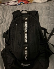 Supreme 2022 （FW22）的 Logo Strap Backpack 黑色後背包