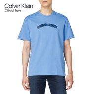[999.-] CALVIN KLEIN เสื้อยืดคอกลมแขนสั้นผู้ชาย Curved Logo ทรง Regular รุ่น 4RB849G C19 - สีฟ้า