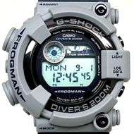 G-SHOCK CASIO FROGMAN 男款軍用色 GF-8250ER-2 腕錶，復刻原版 Frogman 灰藍配色，搭配錨形 EL 錶帶。 2012 年 4 月上市。三國丘店有售。 IT65B3