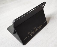 低調層次黑金加名 iPad case筆槽保護殼Pro 11 Air 7 11代 12.9