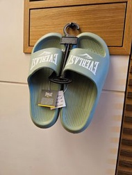 【EVERLAST】全新 美國潮牌 EVERLAST 簡約 LOGO 莫蘭迪綠色 防水拖鞋 - Ouye Select Shop