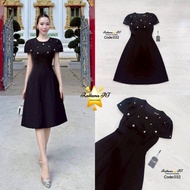 Rattana เดรสสีดำ เรียบหรูดูแพง  แต่งเพชรที่หน้าอกและแขนเสื้อ