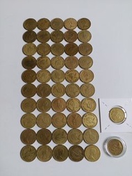香港:前殖民地:(銅5亳硬幣):全部1978年:小皇冠:女皇頭:硬幣表面及底板非常良好:(可散買25個起):送:塑膠原盒:或:纸夾:(不要塑膠盒或紙夾):可減10元:共50個