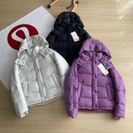 LULU 羽絨外套三色防風加厚保暖羽絨服下擺可調節，鎖住熱量，不怕寒風 面料特點： SoftMatteTM面料可擋風，超輕，面料超細膩，不 易被水沾濕。 90%鵝絨填充 蓬鬆度非常高 輕盈溫暖 可拆卸