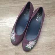 原價1680小花園手工製作紫花一寸跟繡花鞋高跟氣墊鞋
