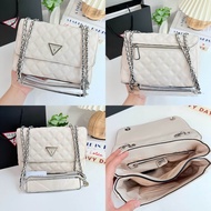 Guess guess giully quilted flap crossbody อุปกรณ์ ป้าย ถุงผ้า ขนาด 9 นิ้ว สูง 7 นิ้ว ราคา 789 บาท