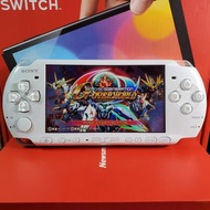 高配新淨Sony PSP3000掌上遊戲機PSP掌機齊件：①高速128G卡已入滿過百遊戲+②卡套+③水晶保護殼+④三腳雙USB多功能火牛+⑤充電線+⑥數據線+⑦OPPO金屬入耳式立體聲遊戲耳機+⑧原廠電池————已升級固化最新系統，可玩絕大部分超過20000款遊戲（門市開單，半年保養）