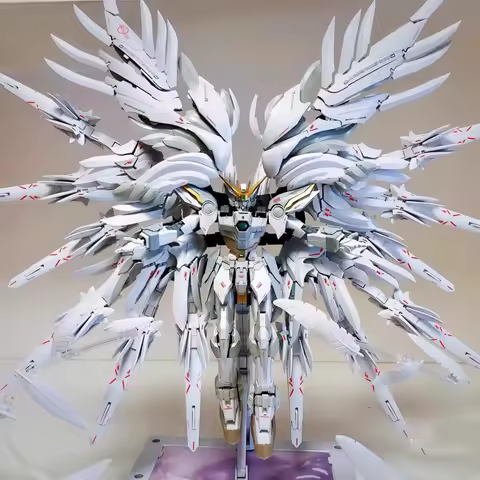 Gundam models: Snow White, Freedom Gundam, MG Red Astray, Phoenix Unicorn, Mecha assembly models