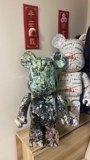 BE@RBRICK Jean-Michel Basquiat 1000%  BE@RBRICK Jackson Pollock Studio Ver.2.0 1000%    圖中兩隻 長放在床下底 