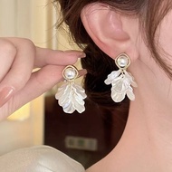 White shell pearl tassel earrings exude a sense of sophistication and elegance
