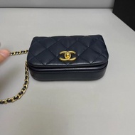 Chanel香奈兒 深藍色牛皮菱格金扣豆腐包