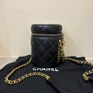 Chanel 黑羊皮菱格圓筒金釦斜背包