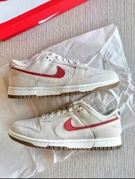 ✨ 正貨原盒Nike dunk 翻毛皮 防滑耐磨透氣低幫波鞋 男女同款 灰白紅色