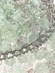 70克霧面淡綠色玫瑰混合物袋，包括蝴蝶結，珍珠 DIY 手鍊，手機殼，項鍊，珠寶，自製禮物和多功能穿孔珠寶，以及裝飾道具，可用作相框裝飾，創建名人卡道具，裝飾和風景，以實惠的價格和高成本效益比。多種風格都經過精心製作，包括珍珠、冰塊和玫瑰，每種風格都分別包裝。