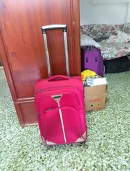 紅色旅行喼 20吋 帶密碼鎖
