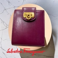 🍒 Salvatore Ferragamo 菲拉格慕｜酒紅色LOGO金扣短夾. 錢包size:11x9cm#二手