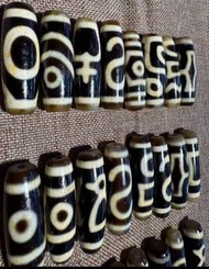 $380一粒，買二送一， 12週年紀念大優惠活動，天珠情緣與你一起步入第十二個年頭，12週年紀念大優惠，由即日起至12月24日，凡購買此優惠天珠，兩粒即送你扎基寺加持，黑白至尊九眼天珠毛衣鏈一條，數量