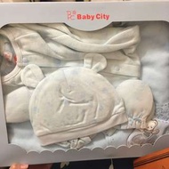 （保留）Baby City嬰兒斗篷衣服帽子手套襪子組