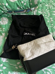 Chanel 黑白經典流浪包（真品）medium size