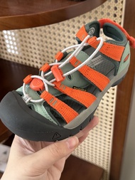 KEEN หลังวีลโค่หนีบทรงเด็กใหม่ สำหรับเด็กกลางและวัยรุ่นตื่ยน้ำที่หาดรองเท้า