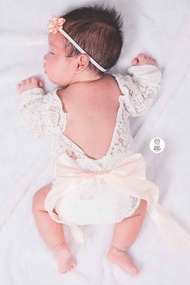 เซ็ทยอดฮิตของเด็กทารกผู้หญิง ชุดลูกไม้ผูกโบว์สีโอรส พร้อมที่คาดผมดอกไม้ ไซส์0-3เดือน by babyworldoutlet
