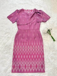 เดรสผ้าไทย ผ้าทอลายฝ้ายคราม+อัดกาว คอระบายจับจีบ ไหล่โบว์ ทรงสอบ ซิบหลัง kw