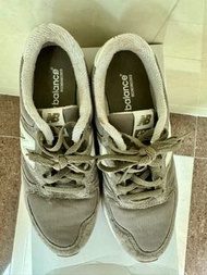 New Balance 420 灰綠色運動鞋