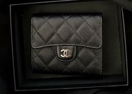Chanel 熱賣 Coco Wallet 經典款細號垂蓋短銀包 荔枝牛皮 銀扣 黑色 三折 翻蓋 拉錬 啪鈕款 AP0231