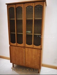 多謝客人在小店訂製的這款法式中古Vintage風格高身海棠花玻璃書櫃,收納櫃.在材質上選用了最適合香港天氣的北美FAS級櫻桃木,唔易變型,色澤溫潤.木紋清晰細膩,密度高.配搭了法式懷舊古典裝飾線條,同