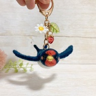 空飛ぶツバメさん 日本の野鳥 羊毛フェルト オリジナルマスコットキーホルダー とり トリ つばめ 燕 燕子 人形 ドール 春 いちご 苺 小鳥 バッグチャーム