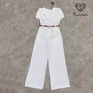 PSM เซ็ตเสื้อไหล่คลุมสีขาวมา คู่กับกางเกงเอวสูงสีขาวกระบอก พร้อมเข็มขัดและเข็มกลัดเข้าเซ็ต