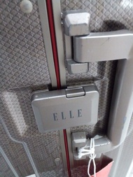 私人出讓Elle 旅行箱，行李箱，闊度48cm，高度67cm未計輪圈，厚度29cm，使用過有使用痕跡，內裏超級乾淨。