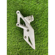 breket footrest depan kanan honda cbr150r