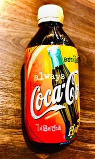 90年代古裝玻璃瓶，肥仔形，電膠蓋，彩色印咗，吸塑式包膠面泰版，可口可樂大字印刷短瓶裝，約16cm高，得意，少有造型，保存版