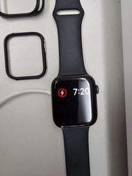 Apple watch s5   午夜黑，已把包膜拿起來，螢幕完好如初，功能正常，價格直接便宜給買家，只可面交試機，附蜥牛頓防撞殼。當穿搭配件不錯,電池健康度83。2500低價出清面交價。。（2500以下就不考慮， 手表留著就好。）