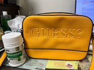 Guess 女浮雕Logo字幕斜背包
