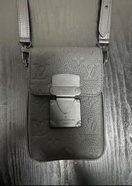 LOUIS VUITTON BAG M81524 S-lock    直立式隨身真皮銀包袋 100%read 99%新 閒置 只用不超過十次 原裝正貨真品 LV   全套齊原裝防塵袋盒 尖沙咀LV專門