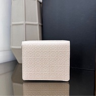 Loewe燕麥色壓紋8卡短夾