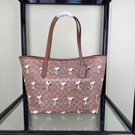🎀Brand New Free Shipping💙Coach CBJ89 Snoopy City Tote 手提包 塗層帆布配皮革｜Color 卡其色｜Size 34x29x11💙配件全齊適合送禮 嚴