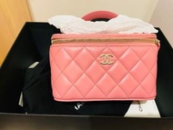 🆕❤️全新Chanel Hot Pink Lambskin Vanity with Chain Top Handle Vanity Box Case 🖤香奈兒22A 22C玫瑰粉紅色淡金扣羊皮長盒子💕SLG